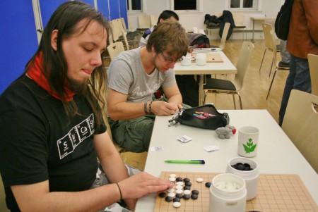 Bis spät in den Abend wird an den Tsumego gekniffelt...